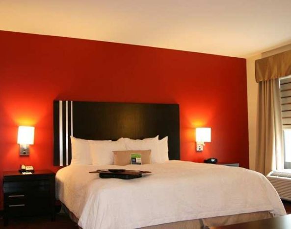 Comfortable delux king room at Hampton Inn & Suites Lebanon.