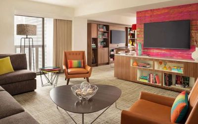 Comfortable living room with working station at the Hyatt Regency San Francisco.