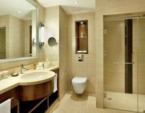 clean and spacious guest bathroom with shower at Hilton Alexandria King's Ranch.