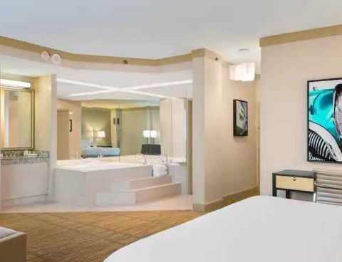 Hotel DoubleTree By Hilton Miami Airport & Convention Center image