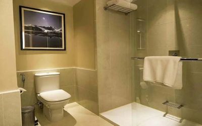 clean and spacious guest bathroom with shower at Hilton Garden Inn Trivandrum.