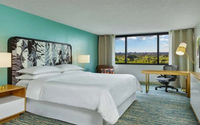King bedroom with desk at the Sheraton Miami Airport Hotel.