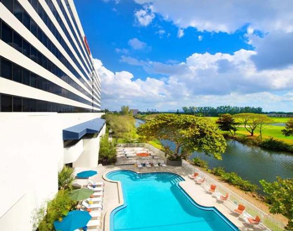 Relaxing outdoor pool at the Sheraton Miami Airport Hotel.