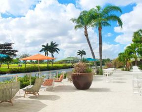 Outdoor terrace suitable for co-working at the Sheraton Miami Airport Hotel.