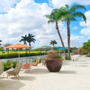 Outdoor terrace suitable for co-working at the Sheraton Miami Airport Hotel.