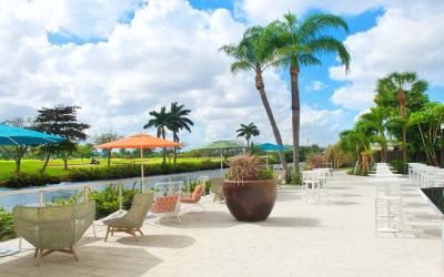 Outdoor terrace suitable for co-working at the Sheraton Miami Airport Hotel.