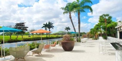Outdoor terrace suitable for co-working at the Sheraton Miami Airport Hotel.