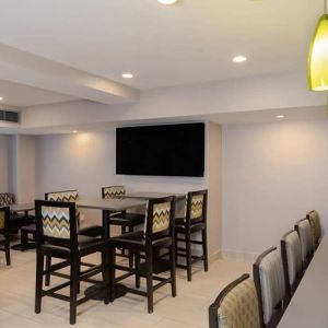 Dining area at La Quinta Inn & Suites By Wyndham New York City Central Park.