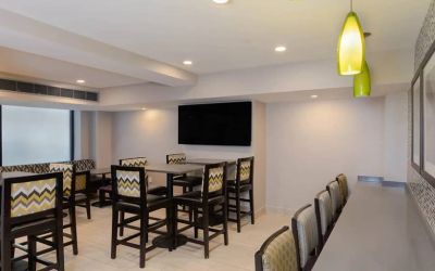 Dining area at La Quinta Inn & Suites By Wyndham New York City Central Park.