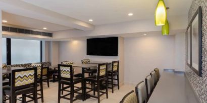 Dining area at La Quinta Inn & Suites By Wyndham New York City Central Park.