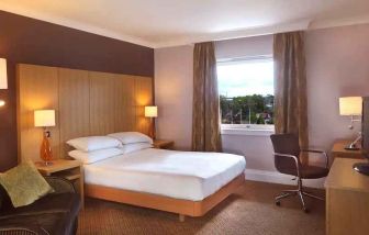 Queen room with desk at the Doubletree by Hilton Glasgow Strathclyde.