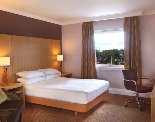 Queen room with desk at the Doubletree by Hilton Glasgow Strathclyde.