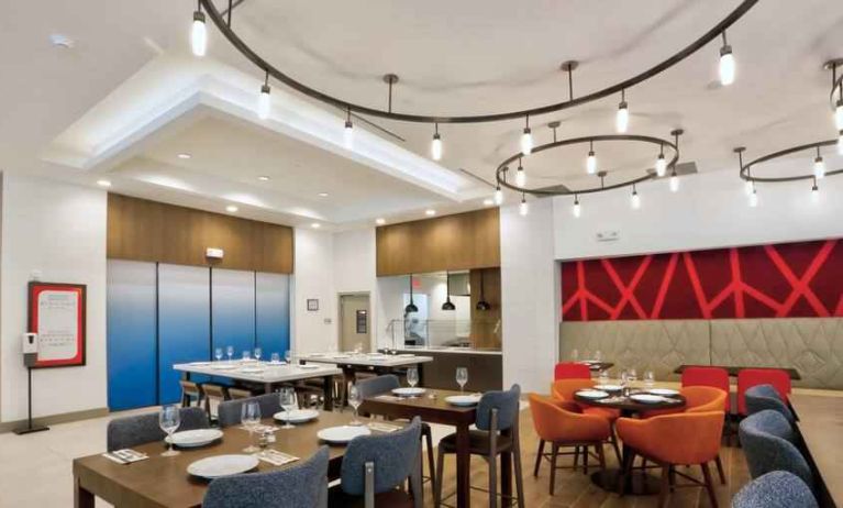 Dining area perfect for coworking at Hilton Garden Inn Bel Air.