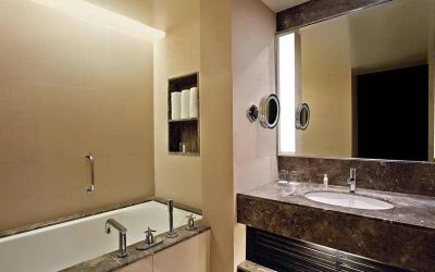 Guest bathroom at the DoubleTree Suites by Hilton Bangalore.