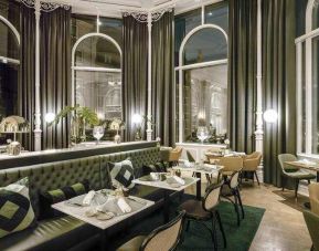 Dining area at the Hilton Brussels Grand Place .