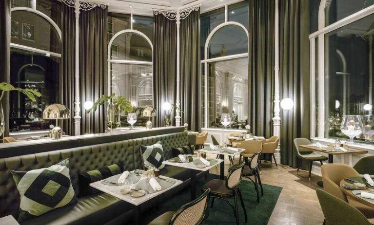 Dining area at the Hilton Brussels Grand Place .