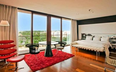 King suite with working station at the Hilton Madrid Airport.