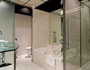 Guest bathroom with bath tub at the Hilton Madrid Airport.