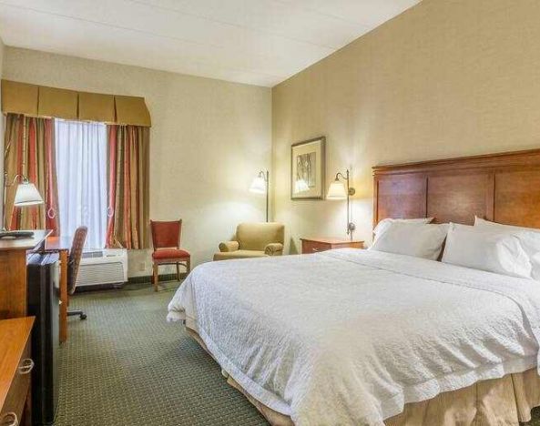 King bedroom with desk at the Hampton Inn Sidney.