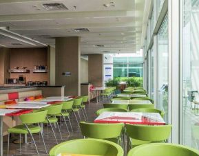 Dining area suitable for co-working at the Hampton by Hilton - Valledupar.