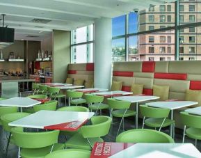 Dining area suitable for co-working at the Hampton by Hilton Cali.