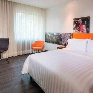 King bedroom with working station at the Hampton by Hilton - Yopal.