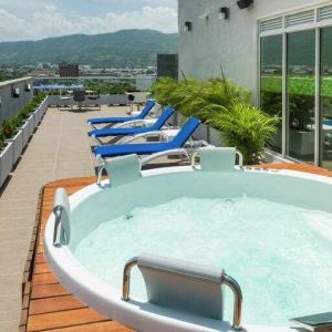 Terrace with pool at the Hampton by Hilton - Yopal.