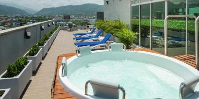 Terrace with pool at the Hampton by Hilton - Yopal.