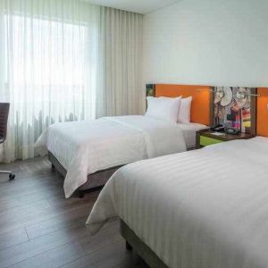 Twin room with desk at the Hampton by Hilton - Yopal.