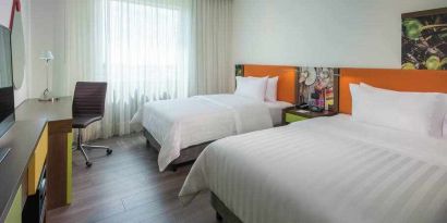 Twin room with desk at the Hampton by Hilton - Yopal.
