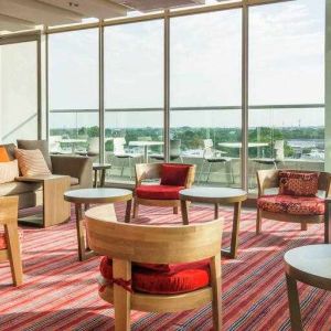 Seating area perfect for co-working at the Hampton by Hilton - Yopal.