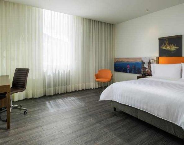 Hotel room with desk at the Hampton By Hilton Bogota Usaquen.