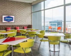 Dining area perfect for co-working at the Hampton by Hilton Medellin Antioquia.