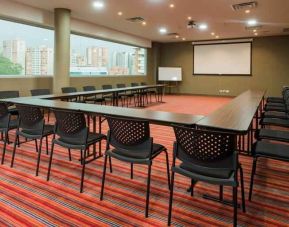 Meeting room with desk at the Hampton by Hilton Medellin Antioquia.