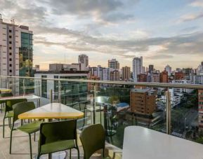 Outdoor terrace suitable as workspace at the Hampton by Hilton Bucaramanga.