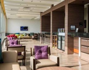 Lobby workspace perfect for co-working at the Hampton by Hilton Bucaramanga.