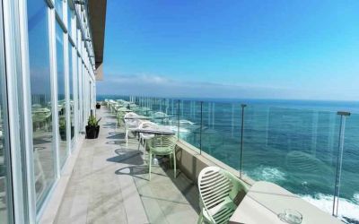 Outdoor terrace overlooking the ocean perfect as workspace at the Hampton by Hilton Antofagasta.