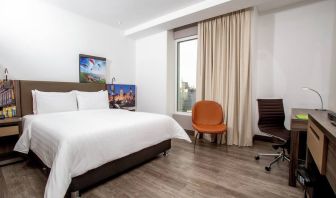 Queen room with desk at the Hampton by Hilton Lima San Isidro.