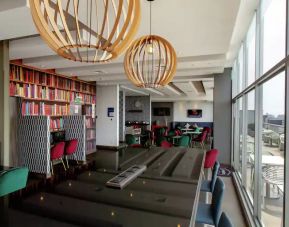 Hotel workspace suitable for co-working at the Hampton by Hilton Lima San Isidro.