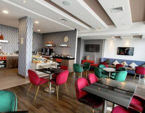 Dining area suitable for co-working at the Hampton by Hilton Lima San Isidro.