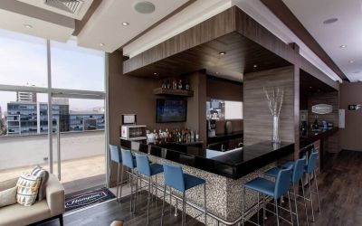 Seating area along the bar at the Hampton by Hilton Lima San Isidro.