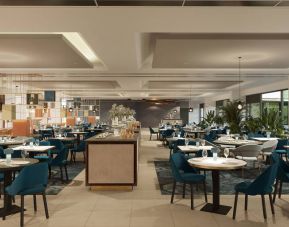 Dining area suitable for co-working at the DoubleTree by Hilton Milan Malpensa Solbiate Olona.