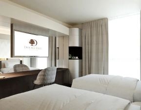 Twin room with desk at the DoubleTree by Hilton Milan Malpensa Solbiate Olona.