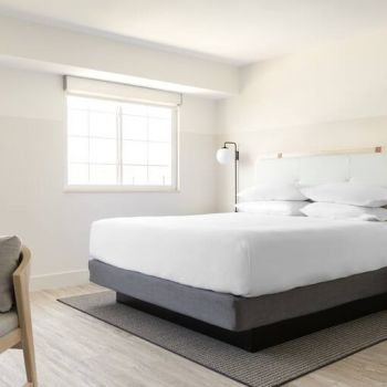 Hotel Hampton By Hilton Grand Cayman Seven Mile Beach image