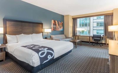King bedroom with desk and sofa at La Quinta Inn & Suites By Wyndham Chicago Downtown.