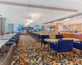 Dining area suitable for co-working at La Quinta Inn & Suites By Wyndham Chicago Downtown.