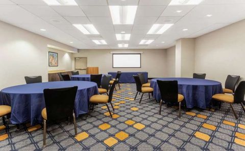 Hotel La Quinta Inn & Suites By Wyndham Chicago Downtown image