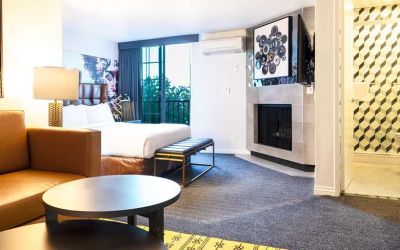 Hotel room with living room and bed by the fireplace at Le Montrose.