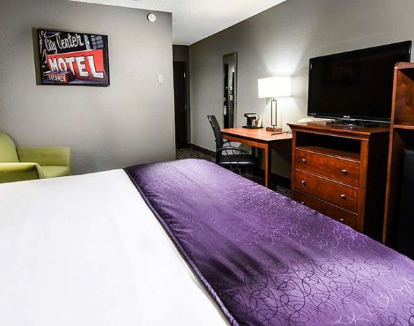 King bedroom with workstation at Best Western McCarran Inn.