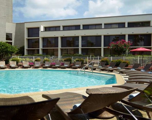 Outdoor pool at Atlanta Marriott Northwest At Galleria.